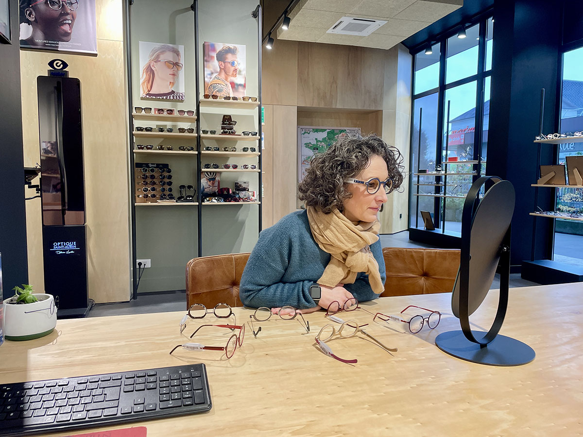 Choix lunette par une cliente