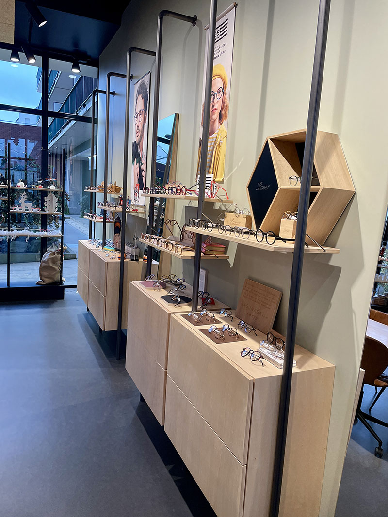 Le magasin de l'opticien, présentoir de lunette